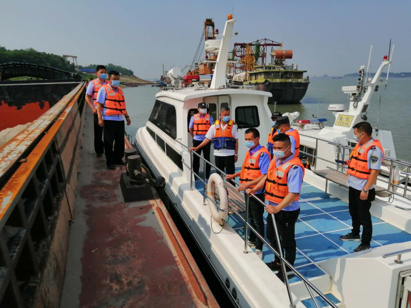 市水政监察支队开展两会期间河道非法采砂执法巡查行动